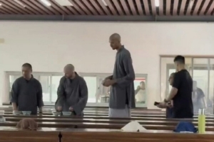 帕金斯:文班会像狼一样行动 不知道他和那些僧侣学到了什么 配图