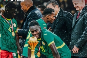 抗议!塞内加尔后卫尼亚卡特晒颁奖仪式照片:这不是AI,而是现实 配图