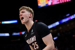 希罗：亚库乔尼斯非常努力 随着慢慢成长大家会看到他有多出色 配图