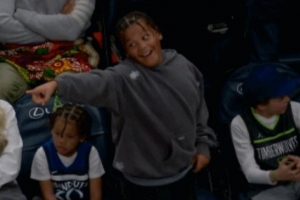 榜样的力量!兰德尔蛮牛暴扣打2+1 儿子场边兴奋庆祝满眼放光 配图