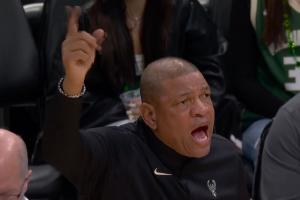 真是猪头啊!老里没有暂停但喊挑战 被罚一球杀死比赛…… 配图