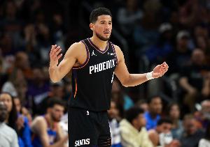 独木难支！布克27中11&罚球14中11空砍34分 首节12分&末节遭严防 配图