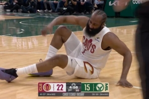 裁判就在眼前！哈登三分命中后踩到希姆斯脚上 没有加罚 配图