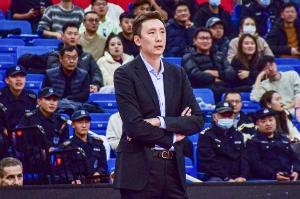 主教练易立指导因紧急家庭事务需要处理 将缺席今晚客战青岛比赛 配图