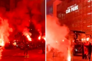 英媒：加拉塔萨雷球迷大量涌入利物浦，在街头燃放烟花、照明弹 配图