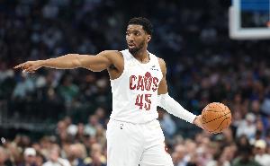 眼神儿受影响！米切尔14中4&三分4中1得到19分 罚球13中10依旧稳 配图