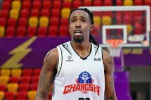 直播吧：克罗斯签证手续终于办齐 他将尽快为天津出战CBA 配图