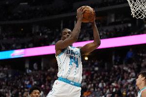 手腕扭伤？迪亚巴特主动犯规 随后自己走回更衣室 配图