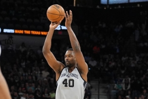 外线火力凶猛！马刺上半场三分24中13 巴恩斯+尚帕尼合计9中7 配图