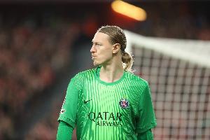 满分神迹！萨福诺夫再度封神9扑救零封蓝军 桑切斯5次被射正丢3球 配图