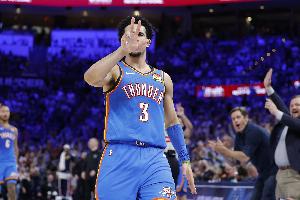 麦凯恩:非常期待能和哈滕等内线打挡拆 他们都是非常优秀的内线 配图