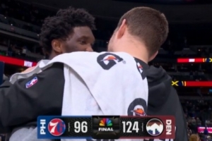 惺惺相惜！约基奇赛后和恩比德拥抱 相互搂着聊了一会 配图