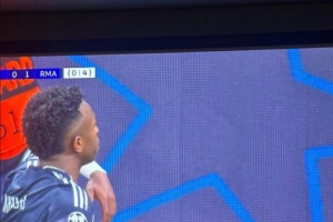 维尼修斯破门,皇马名宿贝尔社媒晒儿子在大屏幕前共同庆祝照片 配图