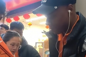 安心了！记者：此前滞留卡塔尔的海牛外援妻子，已顺利抵达中国 配图