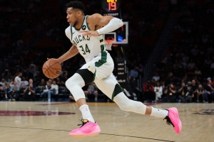 Shams:字母哥左膝过度伸展并伴随骨挫伤 将在一周后接受复查 配图