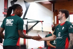 意天空:莱奥和普利西奇握手言和,上轮意甲的不传球风波已经过去 配图