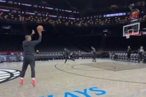 Logo比较大！利拉德昨日训练进了200个Logo三分 配图