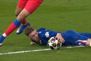 给寒王看晕了...帕尔默对抗中倒地示意对手犯规,反倒被吹了手球 配图