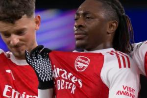 给他装到了！埃泽轰完世界波面无表情，身旁队友强烈对比 配图