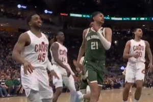 班门弄斧!吉昂在米切尔面前用后者招牌大回环脱手 米球王看笑了 配图