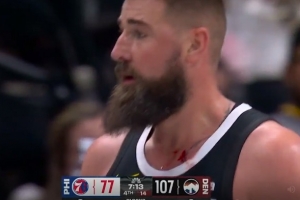 这么激烈嘛？瓦兰篮下一打二被破坏出界 脖子下面流血下场处理 配图