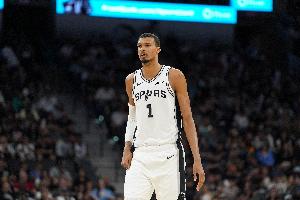 文班想要同时夺得MVP和DPOY！帕金斯：太棒了 这就叫树立标杆 配图