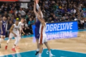 势大力沉！卡尔克布伦纳顺下接球 力压丰泰基奥暴力隔扣 配图