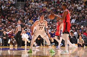 申京复出!6连胜湖人气势如虹赴休斯顿 明日西三卡位战谁将获胜? 配图