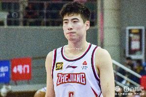 火力靠谱!程帅澎半场8中3贡献12分 罚球5中4 配图