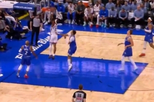 又快又有对抗！亚历山大疾速反击 顶开杰旺·卡特直接双手扣篮！ 配图