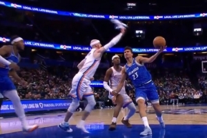 真有节目啊！卡鲁索鞋掉了&手拿着鞋盖帽席尔瓦上篮 被吹T！ 配图