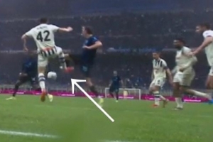 弗拉泰西禁区倒地时裁判录音:主裁和VAR都认为有接触,但很轻微 配图