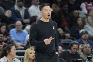 米奇：球队确实缺乏季后赛经验 所以必须全力以赴直面挑战 配图