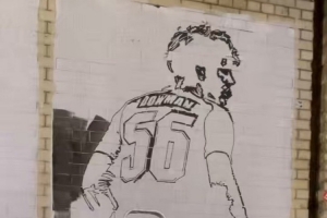 已赢得球迷的心！酋长球场附近出现道曼主题壁画 配图