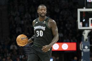 还是挺稳的!兰德尔半场9中5拿到13分 另有4板1助1断&三分2中1 配图