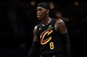 值！小凯文·波特强攻施罗德打进加罚 骑士挑战成功改判进攻犯规 配图