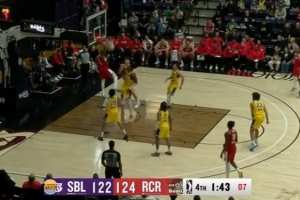 平地起惊雷！凯莱布·乐福突破暴扣帮助混音领先到4分 配图