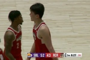 动作不太规范~杨瀚森用屁股挡人被吹掩护犯规 随后挡人再吃犯规 配图