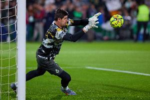 记者:库尔图瓦热身时就已经受伤,上半场一直忍痛作战 配图