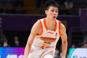 慢慢积累经验!庞峥麟12中5&三分5中1拿到14分2板3助 有3失误 配图