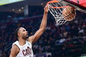 阿特金森：莫布里能顶着对抗完成终结了 他打得真的非常出色！ 配图