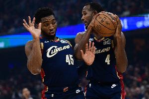 米切尔:莫布里在篮板球方面统治了比赛 我们希望他保持如此表现 配图