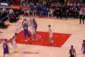 炉火纯青！詹姆斯持球单打 漂移后仰中投高难度命中 配图