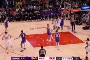 斯普利特点赞！詹姆斯篮下补防直接帽翻小史密斯上篮 配图