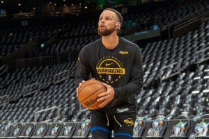 好久不见！勇士官方晒库里赛前球场热身投篮照 月底可能复出？ 配图