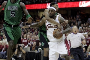 阿里纳斯:当年詹姆斯和皮尔斯不算宿敌 单论个人能力没得比较 配图