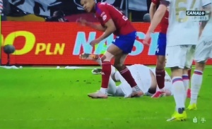 40岁波多尔斯基波甲替补登场,但2分钟后击打对手腹部被直红罚下 配图