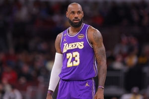 半场8中8！媒体人：詹姆斯反击劈扣 这竞技状态再打五年都没问题 配图