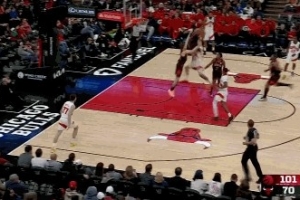 罚球线一步起跳！马穆反击中接球超远滑翔暴扣！ 配图