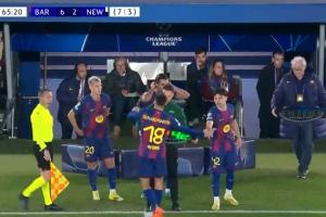 巴萨连换三人：奥尔莫、费兰、18岁埃斯帕特出场 配图